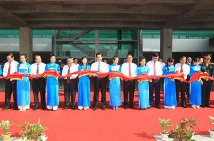Thủ tướng Nguyễn Tấn Dũng cùng các đại biểu cắt băng khánh thành Cảng hàng không quốc tế Phú Quốc.  