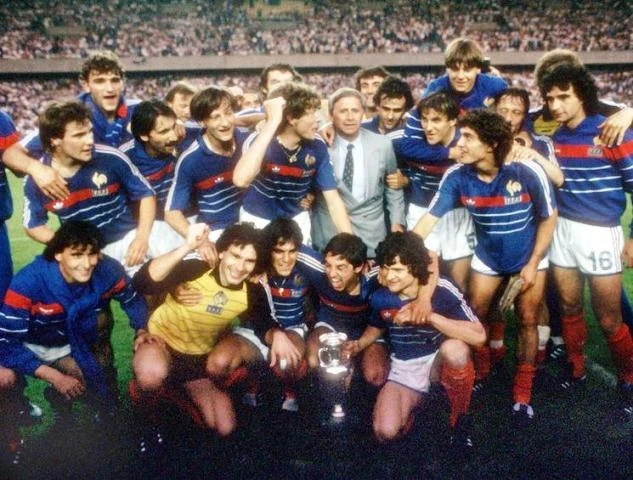 Các cầu thủ Pháp ăn mừng chức vô địch Euro 1984. (Ảnh: totalprosports).