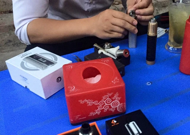 Một thanh niên đang chuẩn bị "đồ nghề" để hút vape.