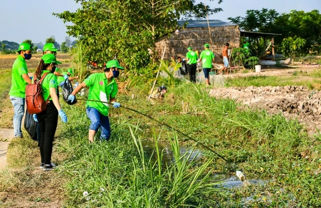 Nhân viên Chi cục Bảo vệ thực vật tỉnh An Giang và người dân địa phương thu gom bao bì thuốc bảo vệ thực vật trên các kênh, rạch. 