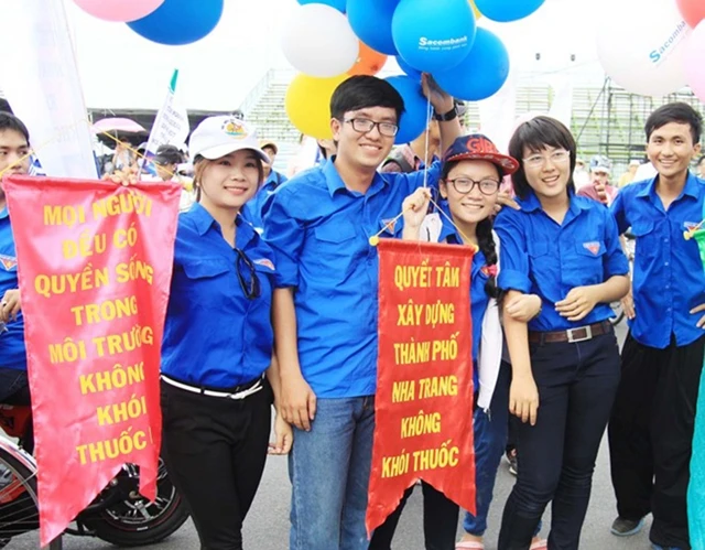 Đoàn viên thanh niên TP Nha Trang (Khánh Hòa) tuyên truyền phòng, chống tác hại của thuốc lá. 