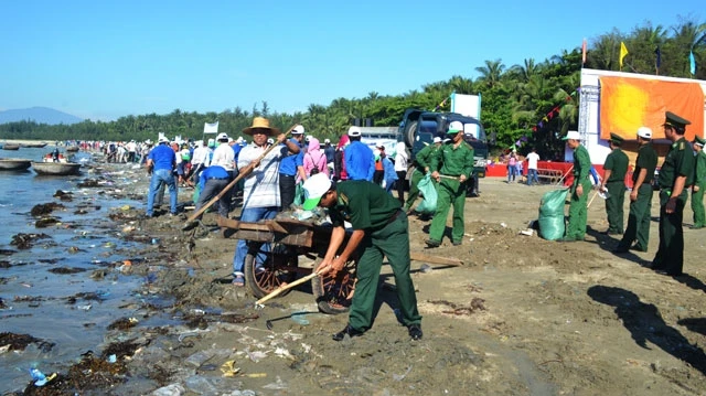Hơn 500 đoàn viên, thanh niên dọn vệ sinh bãi biển Quảng Nam