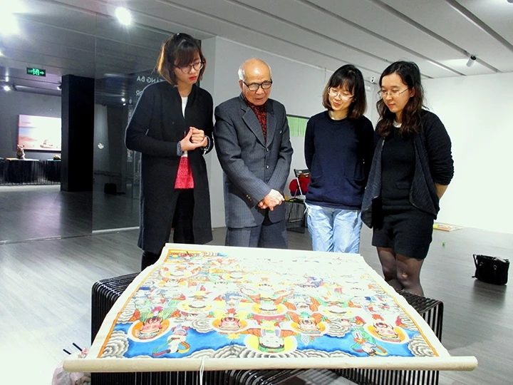 Nhà nghiên cứu Phan Ngọc Khuê trao đổi với các bạn trẻ làm dự án "Họa sắc Việt" về tranh Hàng Trống. 