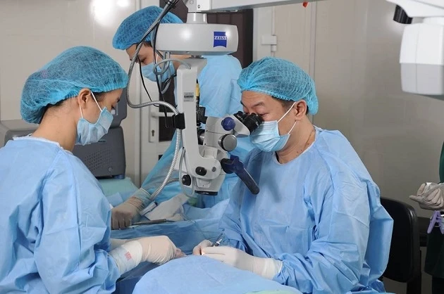 Một ca phẫu thuật đáy mắt cho người cao tuổi tại Bệnh viện Mắt Quốc tế DND.