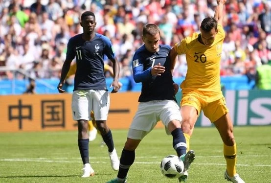 Cầu thủ Ô-xtrây-li-a (áo vàng) cản phá pha đi bóng của cầu thủ Pháp.