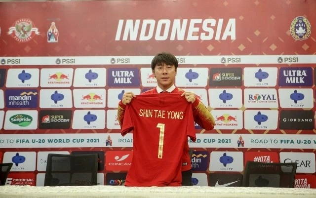 HLV Shin Tae Yong chính thức tiếp quản chiếc “ghế nóng” ở tuyển Indonesia với bản hợp đồng đầy tham vọng kéo dài bốn năm cùng bóng đá xứ Vạn đảo. (Ảnh: PSSI)
