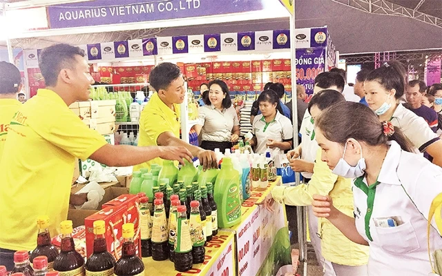 Công nhân Khu chế xuất Tân Thuận (quận 7) tham quan, mua sắm các đồ dùng hằng ngày với giá ưu đãi tại Phiên chợ nghĩa tình.