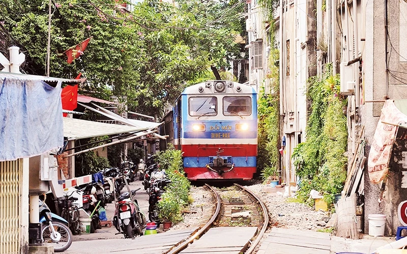 Bộ Giao thông vận tải vừa đề nghị UBND thành phố Hà Nội di dời, tái định cư cho người dân sống trong khu vực hành lang an toàn đường sắt. Ảnh | Thanh Giang