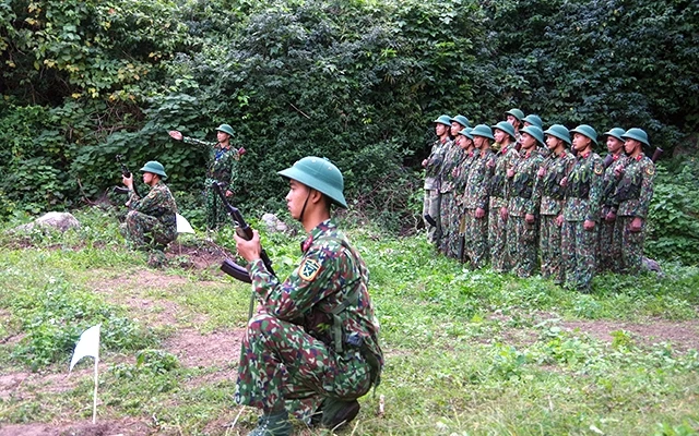 Cán bộ, chiến sĩ Ðại đội Bộ binh 9, Ban Chỉ huy Quân sự huyện Cát Hải (TP Hải Phòng) luyện tập trên thao trường.