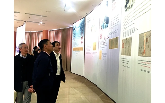 Công chúng tìm hiểu các tài liệu trưng bày tại Triển lãm "Thư pháp của các Hoàng đế nhà Nguyễn".