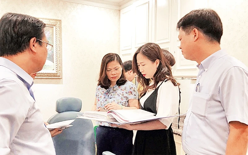Ðoàn công tác của Ban Văn hóa - Xã hội, HÐND thành phố Hà Nội khảo sát một cơ sở chăm sóc sắc đẹp trên địa bàn quận Hai Bà Trưng. Ảnh: xuân lộc