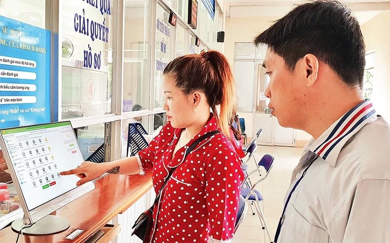 Người dân đánh giá mức độ hài lòng sau khi thực hiện thủ tục hành chính tại trụ sở UBND phường Ðông Hưng Thuận, quận 12.