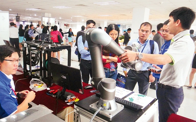 Các sản phẩm rô-bốt tự động dựa trên nền tảng ứng dụng công nghệ thông tin được trưng bày tại TP Hồ Chí Minh. 