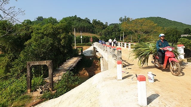 Nhiều cây cầu, tuyến đường được hoàn thành giúp người dân đi lại thuận tiện.