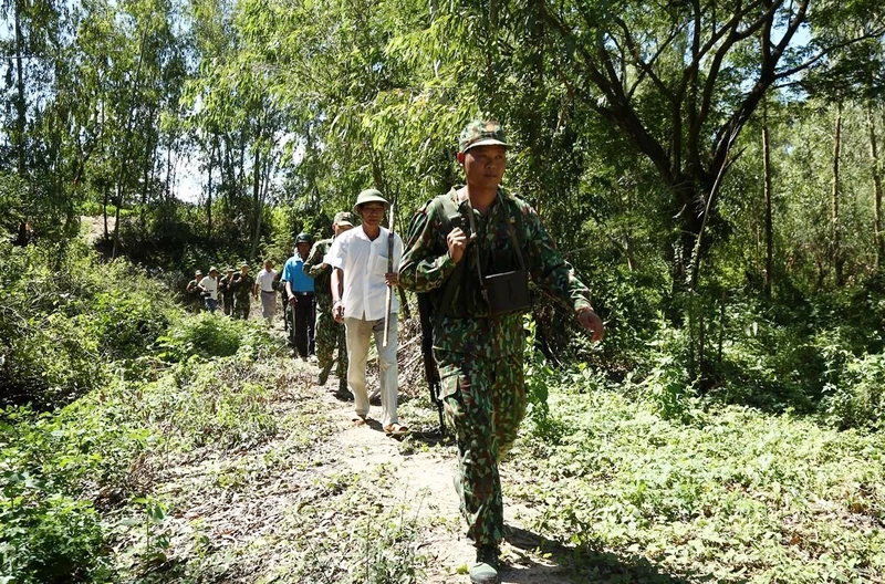 Đảng viên Đồn Biên phòng Cửa khẩu quốc tế Dinh Bà cùng đảng viên xã Tân Hộ Cơ, huyện Tân Hồng tuần tra biên giới.