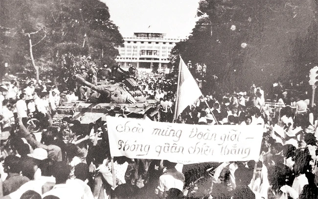 Đông đảo nhân dân Sài Gòn chào đón quân giải phóng trong ngày 30 tháng 4 năm 1975. Ảnh tư liệu