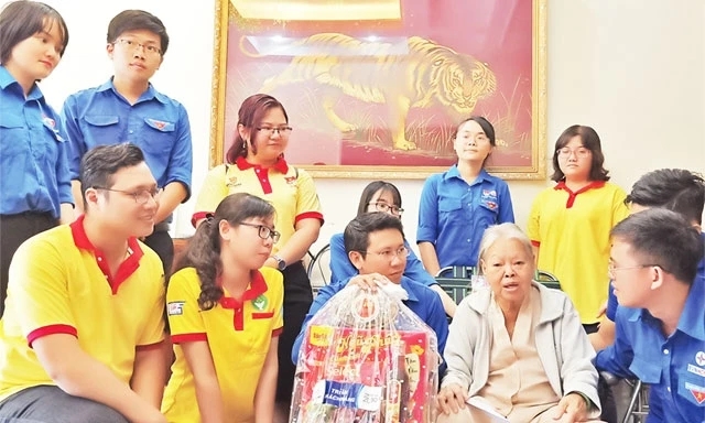 Đoàn viên, thanh niên thành phố thăm, tặng quà Mẹ Việt Nam Anh hùng Phạm Thị Bạch Cúc, ngụ phường 25, quận Bình Thạnh.