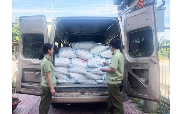 Cục Quản lý thị trường tỉnh An Giang bắt giữ phương tiện vận chuyển đường cát nhập lậu.