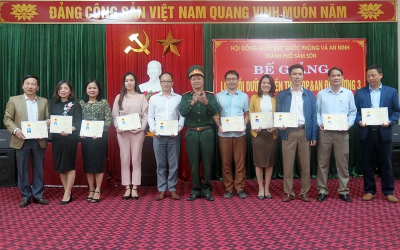 Bế giảng lớp bồi dưỡng kiến thức quốc phòng - an ninh cho đối tượng 3 TP Sầm Sơn năm 2019.