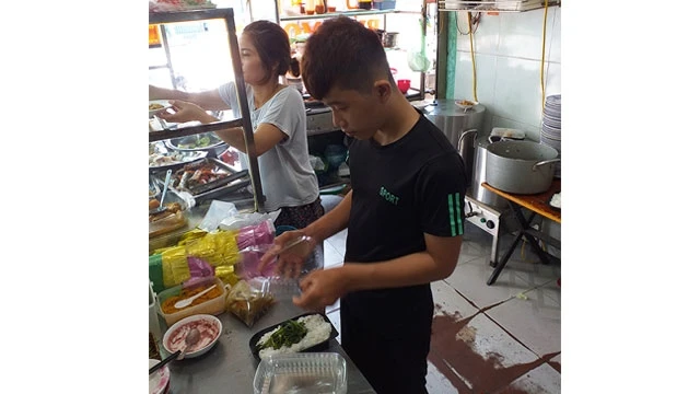 Trần Tuấn Hạnh, sinh viên Trường cao đẳng Công thương phụ quán cơm món gần trường mình học.