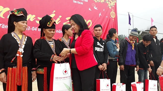 Bà Nguyễn Thị Xuân Thu, Chủ tịch Hội Chữ thập đỏ Việt Nam trao quà cho người nghèo ở huyện Văn Yên (Yên Bái). 