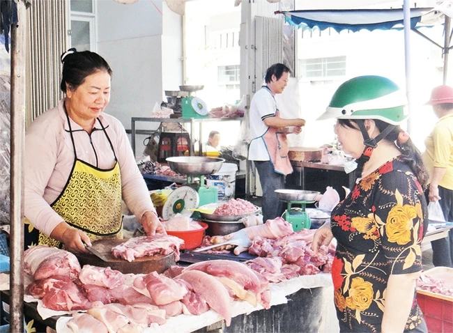 Người dân mua thịt heo tại chợ Bà Chiểu, quận Bình Thạnh.