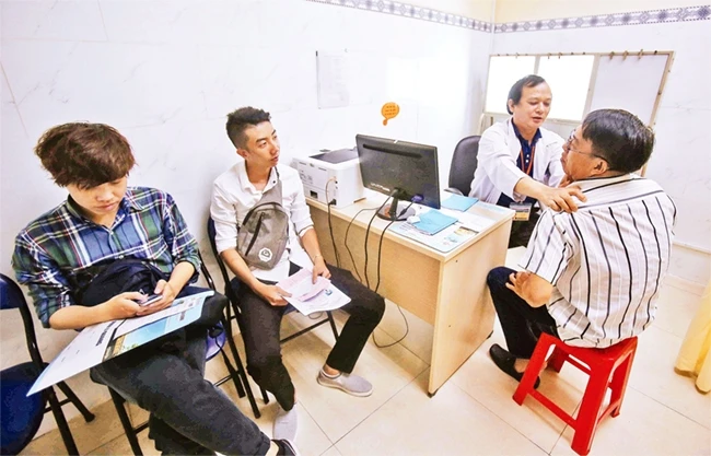 Người bệnh có thẻ bảo hiểm y tế đến khám tại Bệnh viện đa khoa Sài Gòn.