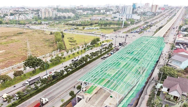 Thi công lắp mái vòm tại công trình xây dựng tuyến đường sắt đô thị (Metro) số 1 (tuyến Bến Thành - Suối Tiên).
