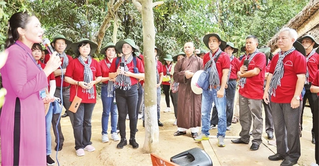 Một đoàn hành trình về thăm quê Bác do Ban Tuyên giáo Thành ủy TP Hồ Chí Minh tổ chức.