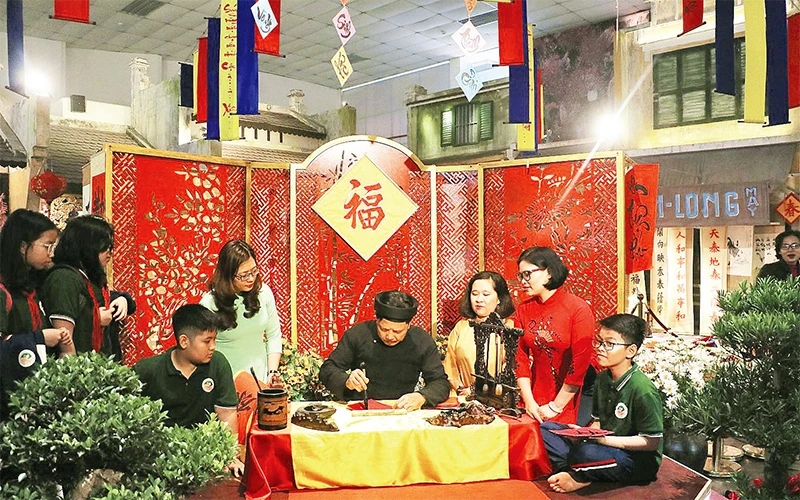 Học sinh Trường phổ thông liên cấp Ngôi Sao trải nghiệm Tết tại Hoàng thành Thăng Long.