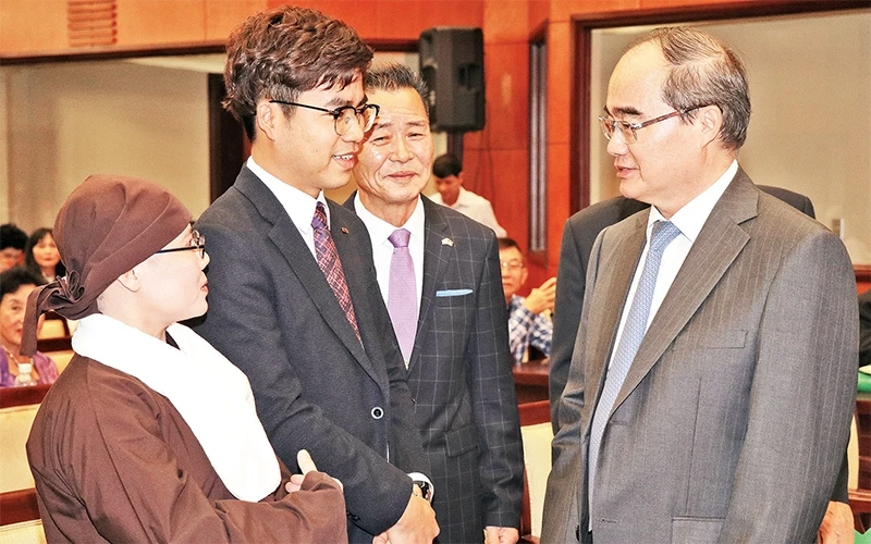 Ðồng chí Nguyễn Thiện Nhân, Ủy viên Bộ Chính trị, Bí thư Thành ủy TP Hồ Chí Minh gặp gỡ, trao đổi với kiều bào.
