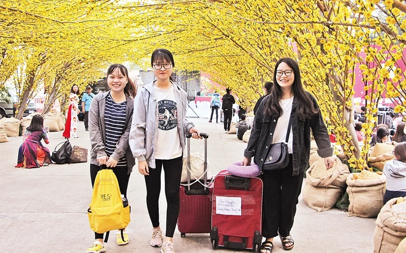 Các bạn sinh viên chuẩn bị lên xe về quê đón Tết tại Nhà văn hóa Thanh niên thành phố.