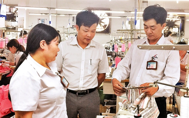 Ðồng chí Trần Phú Vinh, Bí thư Chi bộ 2, Chủ tịch Công đoàn Công ty CP Thương mại - Xuất nhập khẩu May Phương Nam (ngoài cùng bên phải) luôn gần gũi, quan tâm người lao động của doanh nghiệp.
