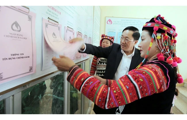 Lãnh đạo NHCSXH kiểm tra thông tin tín dụng chính sách tại xã Sín Thầu, huyện Mường Nhé, tỉnh Điện Biên.