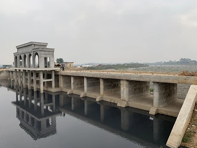 Công trình đập dâng Phú Lâm, huyện Tiên Du (Bắc Ninh) giúp ngăn nước sông Ngũ Huyện Khê bị ô nhiễm, tạo nguồn nước sạch phục vụ sản xuất.