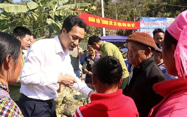 Lãnh đạo huyện Nậm Pồ trao bánh chưng tặng người dân bản Sam Lang, xã Nà Hỳ.