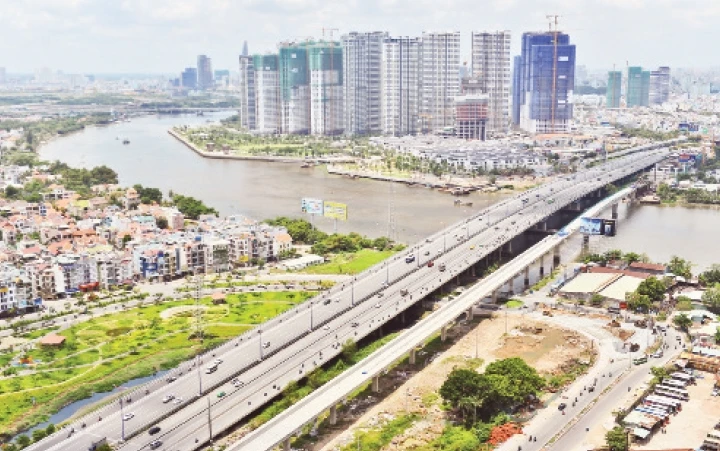 TP Hồ Chí Minh cần huy động nhiều nguồn lực để phát triển các công trình giao thông trọng điểm. Trong ảnh: Cầu Thủ Thiêm nối liền trung tâm với phía đông thành phố.