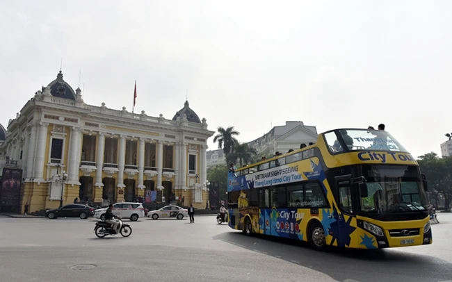 Dịch vụ xe buýt hai tầng đưa du khách tham quan Hà Nội. Ảnh: ĐĂNG ANH