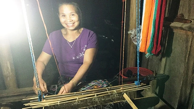 Ngoài phát triển kinh tế, bà con phụ nữ dân tộc Thái bản Na Khướng vẫn lưu giữ và phát triển nghề dệt thổ cẩm.