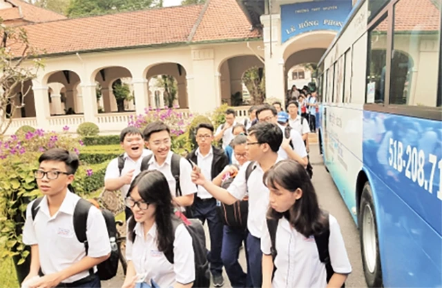 Học sinh Trường THPT Lê Hồng Phong (quận 5) trải nghiệm đi xe buýt sử dụng khí CNG thân thiện với môi trường.