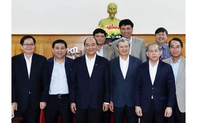 Thủ tướng Nguyễn Xuân Phúc với lãnh đạo chủ chốt tỉnh Thừa Thiên Huế. Ảnh: THỐNG NHẤT (TTXVN)