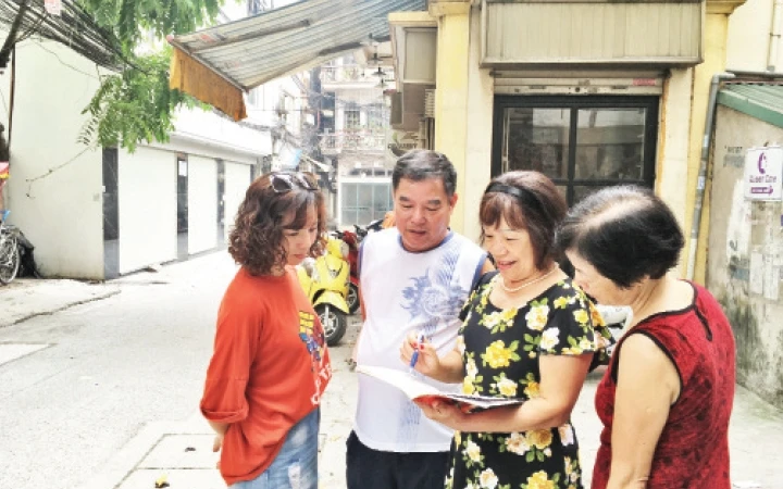 Bà Trần Thị Bích Hường (thứ hai, từ phải sang) trao đổi công việc với người dân tổ dân phố 9C, phường Đội Cấn, quận Ba Đình.