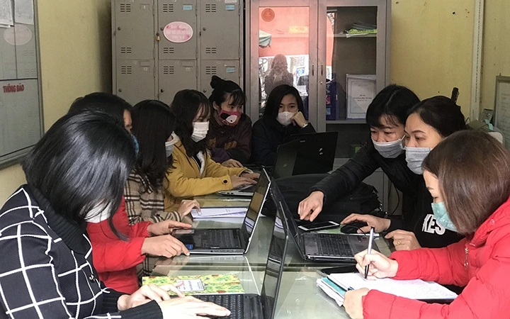 Giáo viên Trường THCS Tân Thành (TP Thái Nguyên) xây dựng bài giảng dạy học trực tuyến.