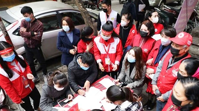 Tình nguyện viên đăng ký hiến máu tại địa chỉ 26 Lương Ngọc Quyến, quận Hoàn Kiếm (Hà Nội) trong sáng 11/2. Ảnh: THANH TÙNG/TTXVN