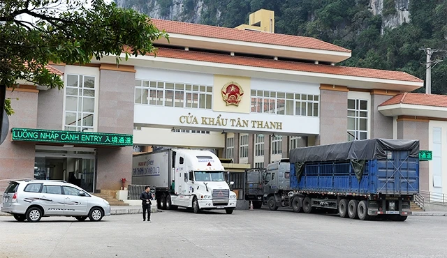 Hoạt động xuất nhập khẩu hàng hóa tại Cửa khẩu Tân Thanh (Lạng Sơn) trước khi bùng phát dịch Covid-19. Ảnh: ANH SƠN