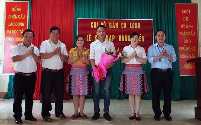 Chi bộ bản Co Lóng, xã Lóng Luông kết nạp đảng viên mới. Ảnh: Văn phòng Huyện ủy