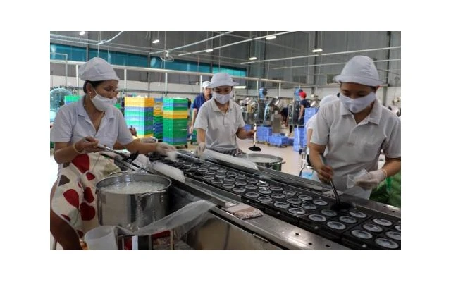 Ứng dụng khoa học - công nghệ trong sản xuất sản phẩm từ dừa ở Bến Tre.