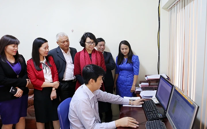Lãnh đạo Bảo hiểm Xã hội Việt Nam kiểm tra, vận hành hệ thống “một cửa điện tử tập trung” của ngành. Ảnh: MINH ANH