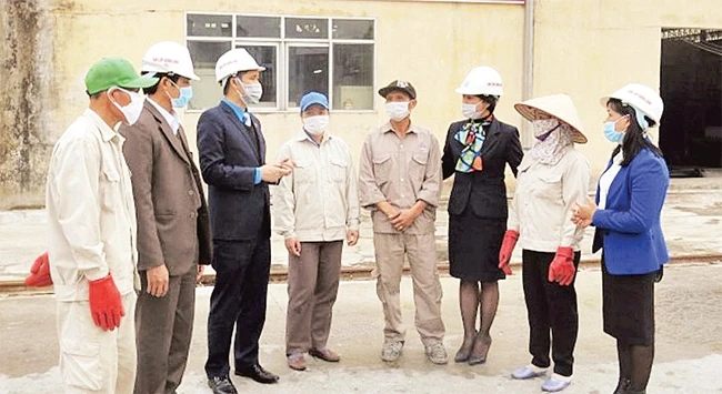 Đoàn công tác của Liên đoàn Lao động Việt Nam kiểm tra công tác phòng, chống dịch bệnh cho người lao động tại Công ty cổ phần Đầu tư, xây lắp và VLXD Đông Anh. Ảnh: BẢO DUY