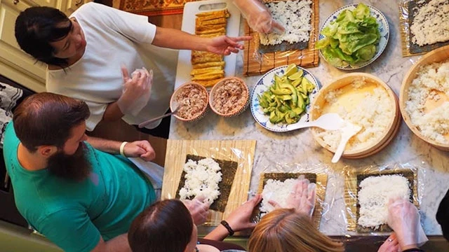 Lớp học làm sushi do Cooking as a First Language tổ chức. Ảnh: SMITHSONIANMAG.COM